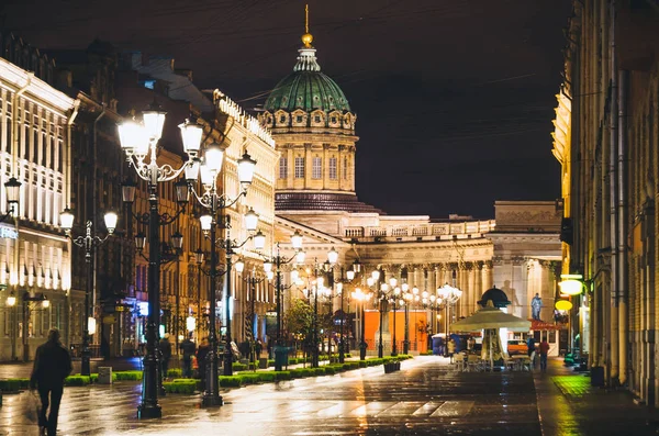 Kazan Cattedrale e Nevsky Prospettiva di notte luci vecchie case San Pietroburgo — Foto Stock