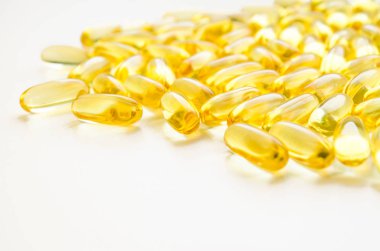 Balık yağı omega 3 ile yağ kapsül ve beyaz arka plan, sağlıklı beslenme kavramı üzerinde D vitamini