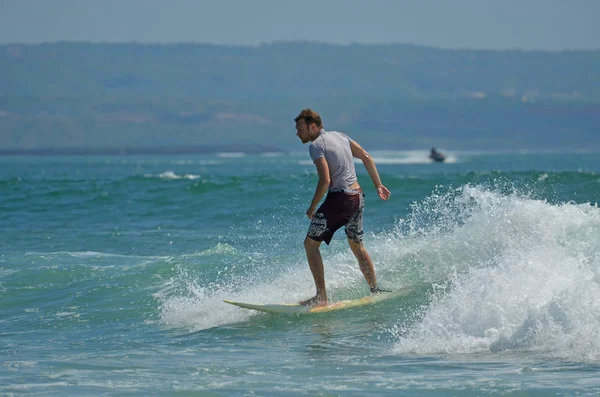 Surfer op de Blue Ocean Wave krijgen Barreled ten dage — Stockfoto