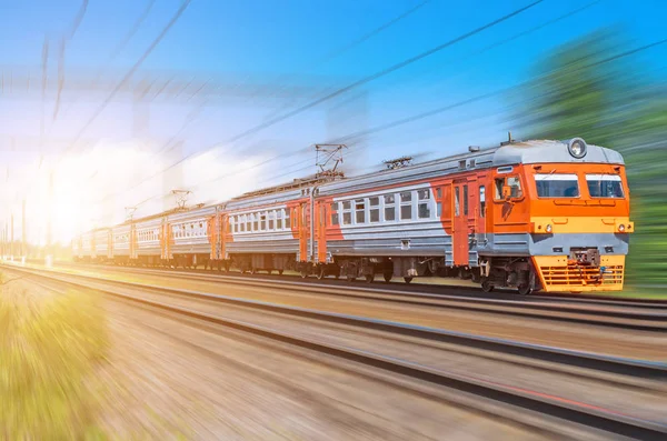 Elektromos személyvonat hosszú túrák sebesség vasúti vagonok utazás fény — Stock Fotó