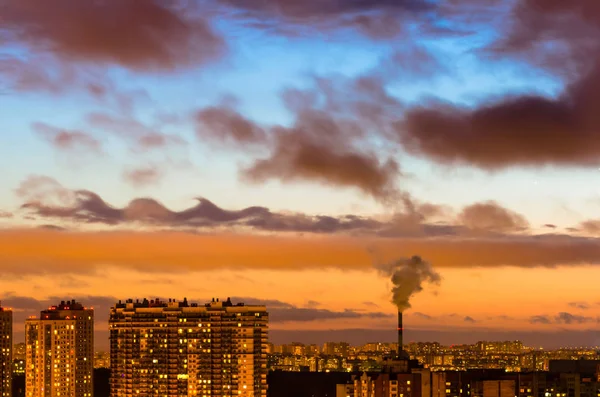 Cidades e fumaça industrial nuvens céu pôr do sol noite Kelvin-helmholtz instabilidade planeta Vênus — Fotografia de Stock