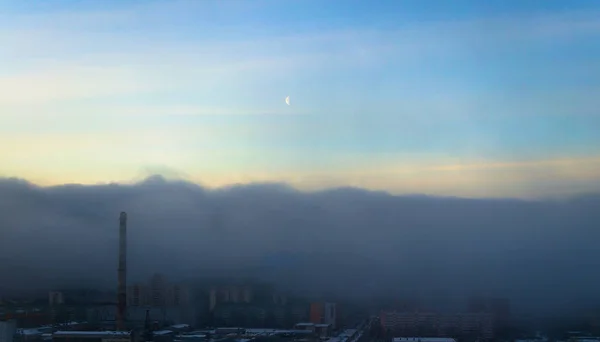 Chmury Mgły Smog Zanieczyszczenia Obejmuje Miasto Góry Jasne Niebo Księżyc — Zdjęcie stockowe