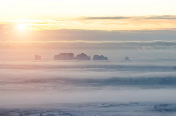 早晨灰色阳光城市在烟雾雾和烟雾 — 图库照片