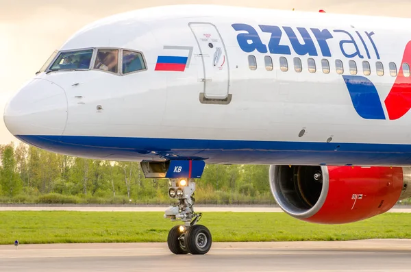 Boeing 757 Azur air airlines, aeropuerto Pulkovo, Rusia San Petersburgo agosto 2016 — Foto de Stock