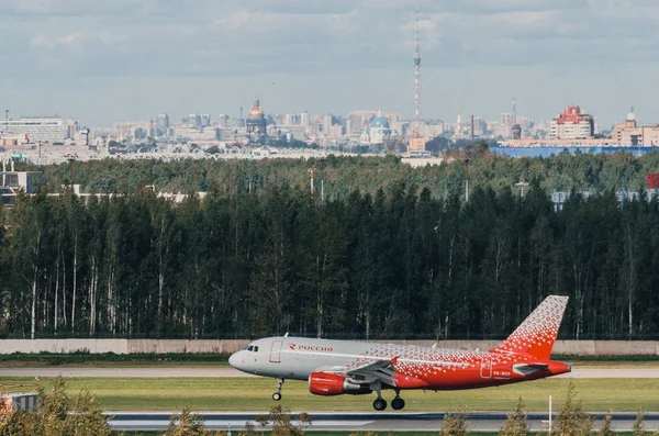 Airbus a319 Авиакомпания "Россия", аэропорт Пулково, Россия — стоковое фото