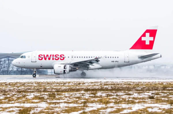 Airbus a319 Swiss airlines, airport Pulkovo, Russia Saint-Petersburg January 2017 — Stock Photo, Image
