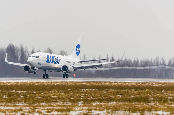 Boeing 737 Utair, airport Pulkovo, Russia Saint-Petersburg January 2017 — Stock Photo, Image