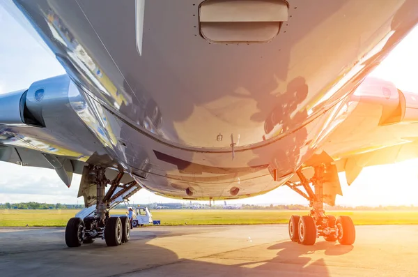 Великий сучасний вид на літак знизу вниз і посадкове обладнання, легке сонце — стокове фото