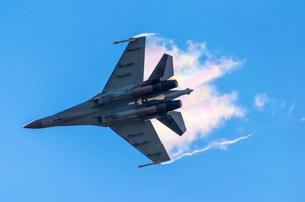 Csata harci sugárhajtású repülő törés a felhők, a kék ég merülés — Stock Fotó