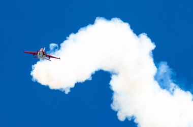 Mavi gökyüzünde duman arkasında beyaz ile kırmızı mücadele savaş