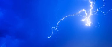 Gökyüzü bulutlar yaz yağmuru, arka plan panorama bulutlu gök gürültülü fırtına yıldırım gece ve metin için yer ile