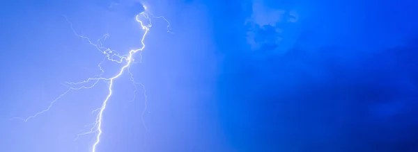 Burze z piorunami thunder lightning noc niebo chmury deszcz letni deszcz, panorama tło i z miejsca na tekst — Zdjęcie stockowe