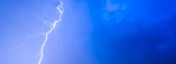 Tormentas truenos relámpagos noche cielo nubes nubladas lluvia de verano, panorama de fondo y con espacio para el texto — Foto de Stock