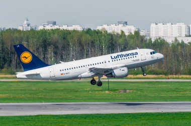 Airbus a319 Lufthansa Havayolları, Havaalanı Pulkovo, Rusya Saint-Petersburg Mayıs 2014
