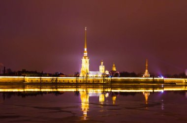 Peter ve Paul Fortress bulutlu hava, St. Petersburg geceleri