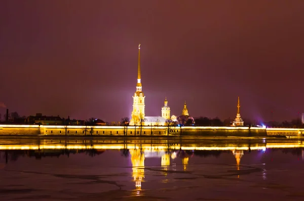 Peter and Paul Fortress at night in cloudy weather in St. Petersburg — Stock Photo, Image
