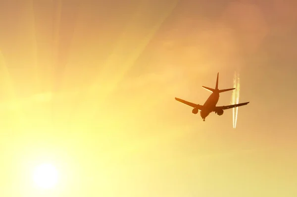 Aviones, uno alto, otro bajo cielo al atardecer — Foto de Stock