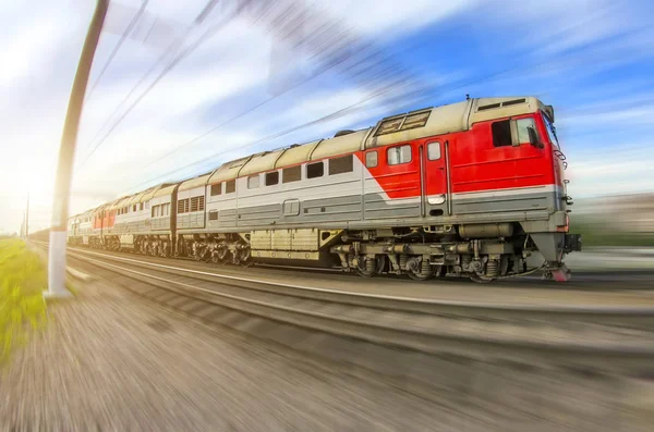 Goederentrein lange locomotief rijdt snelheid spoorweg — Stockfoto