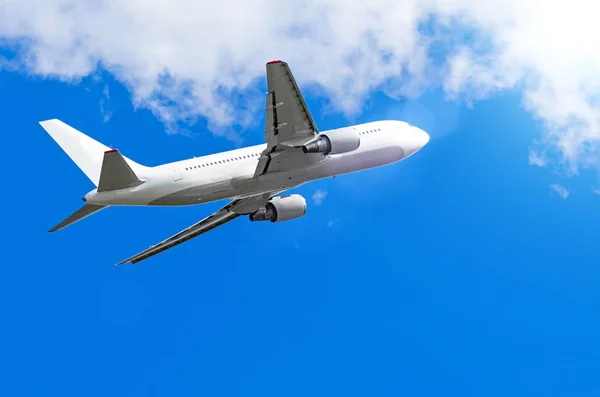 Λευκό αεροπλάνο είναι ανάβαση μέχρι το ύψος του cloud ήλιο και την αντηλιά — Φωτογραφία Αρχείου