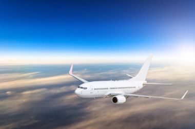 Bulutların üzerinde gökyüzünde uçak uçuş yolculuk günbatımı yüksekliği