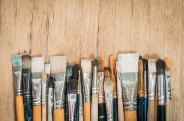 Eski metin için yer ile ahşap rustik tabloda sanatçı Boya fırçaları demet