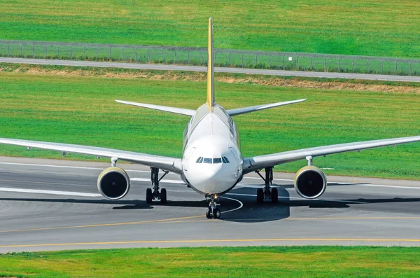 Avión en la pista en el aeropuerto al aterrizar —  Fotos de Stock