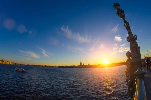 Река Нева в Санкт-Петербург от Троицкого моста с видом на Петропавловскую крепость — стоковое фото
