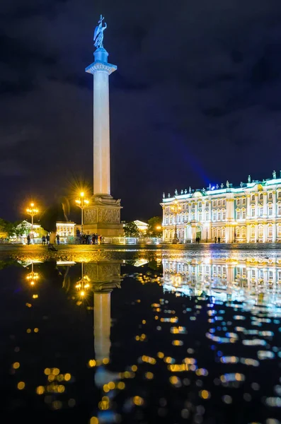 Alexandrian filar na Plac Pałacowy w nocy z St. Petersburg, refleksje w kałuże. Hermitage — Zdjęcie stockowe