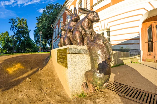 Monument aux lièvres, île de lièvre Dans la forteresse Pierre et Paul. Saint-Pétersbourg — Photo