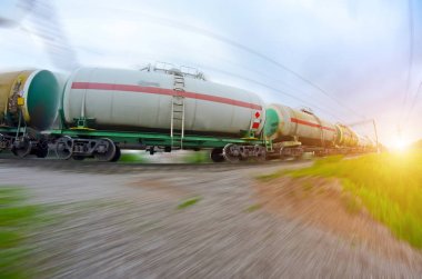 Hareketli petrol tankları ile tren. Ulaşım yakıt demiryolu. Hareket Bulanıklığı