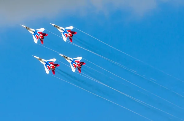 Un grupo de cuatro aviones de combate en el cielo azul con humo. Rusia. Moscú agosto 2015 —  Fotos de Stock