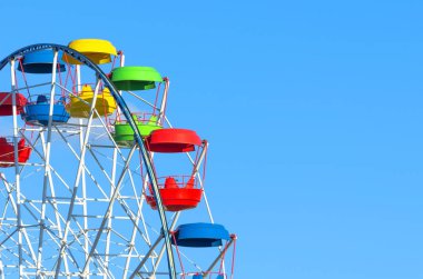 Eğlence çok renkli kabin tekerlek üzerinde mavi gökyüzü arka plan