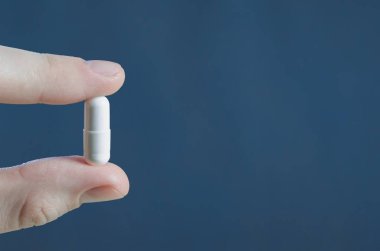 Tablet kapsül tıpta parmak yakın çekim