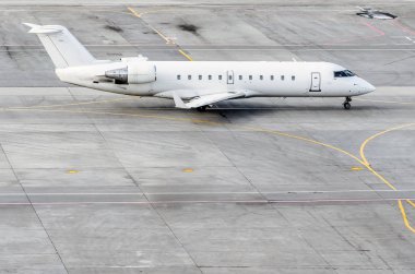 Beyaz uçak kalkış direksiyon parça arka planı için ederek