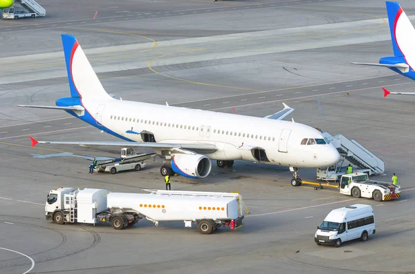 Aeropuerto de estacionamiento del avión durante el servicio antes del vuelo — Foto de Stock