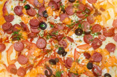Pizza peynir sosis ve zeytin closeup gıda ile