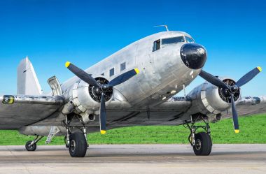 Vintage turboprop uçak havaalanında Park