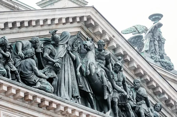 Vista de las antiguas estatuas de estuco y la cúpula de la Catedral de San Isaac Petersburgo — Foto de Stock
