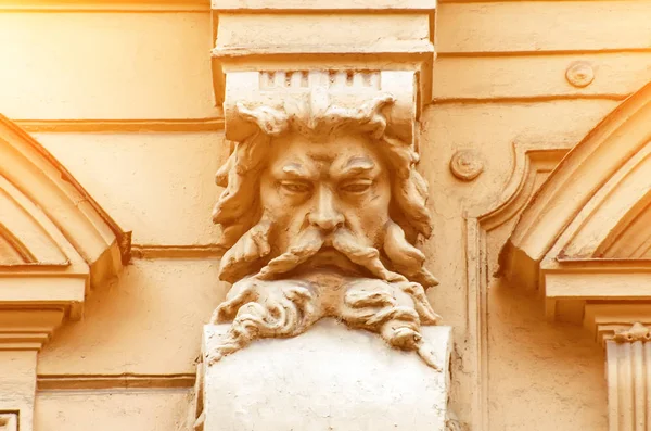 Una vieja cara de estuco de un hombre con barba en el edificio — Foto de Stock