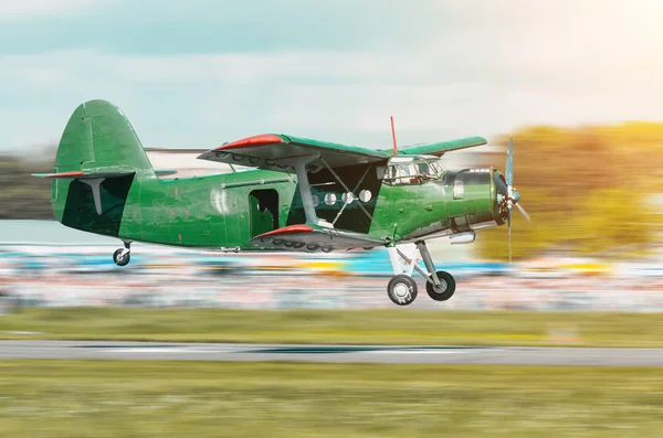 レトロなグリーン ターボ プロペラ ビンテージ航空機空港で車の上を飛んで — ストック写真