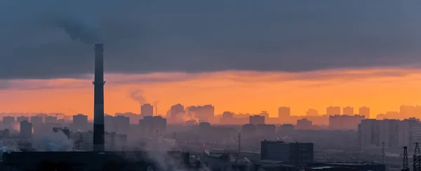 Panoramic view of a foggy industrial city smoke fog and sunset — Stock Photo, Image