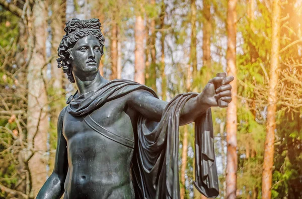 Estatua de bronce de los hombres de la deidad en el bosque — Foto de Stock