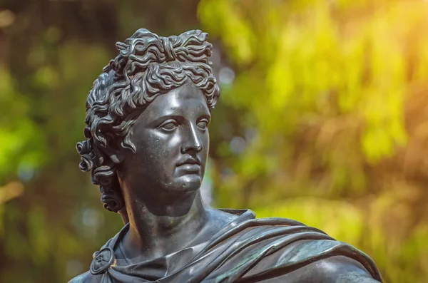 Estátua de bronze cabeça dos homens da divindade na floresta — Fotografia de Stock