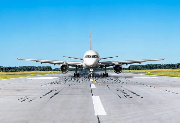 Plane on the runway asphalt road and blue sky — Stock Photo, Image