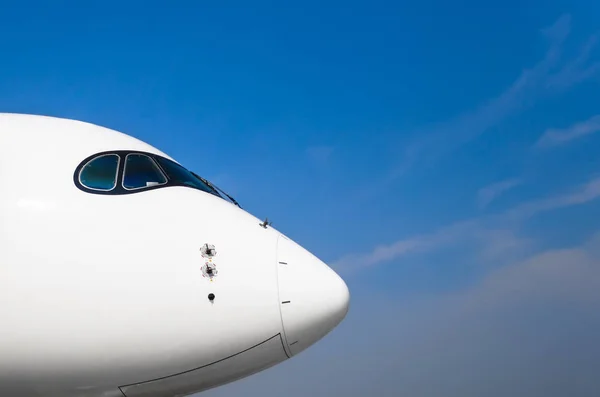Nariz y cabina de pilotos de aviones sobre un fondo de cielo azul claro — Foto de Stock
