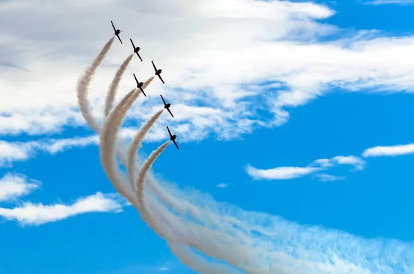 Légi harci repülőgépek a háttér a kék ég, fehér felhők a füst. Oroszország, Moscow. Augusztus 2015-ig. — Stock Fotó