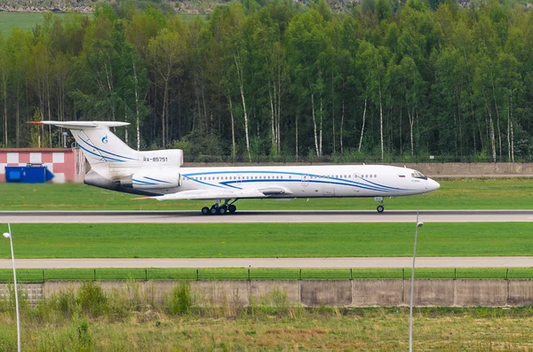 Tupolev Tu-154 Gazprom airlines, airport Pulkovo, Russia Saint-Petersburg August 2016 — Stock Photo, Image
