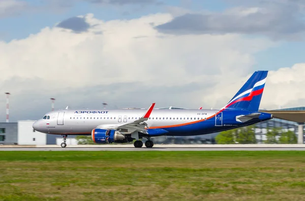 Airbus a320 Aeroflot Airlines, aeropuerto Pulkovo, Rusia San Petersburgo mayo 2016 — Foto de Stock