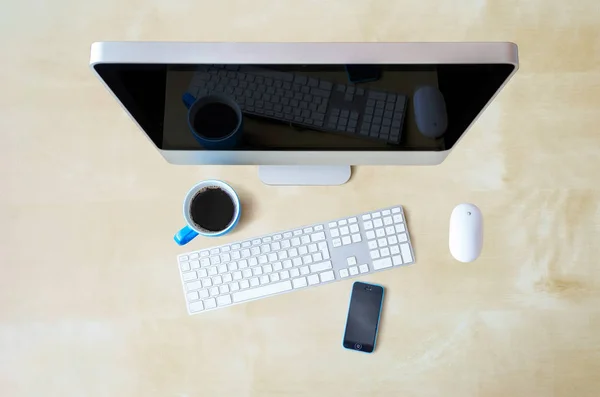 Фон стола текстуры компьютера, клавиатура, мышь, синяя кружка и телефон — стоковое фото