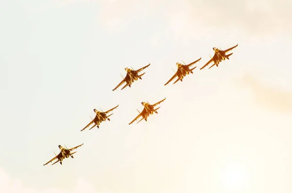 Eine Gruppe von Kampfflugzeugen am Himmel im Gegenlicht. Russland, Moskau. August 2015. — Stockfoto